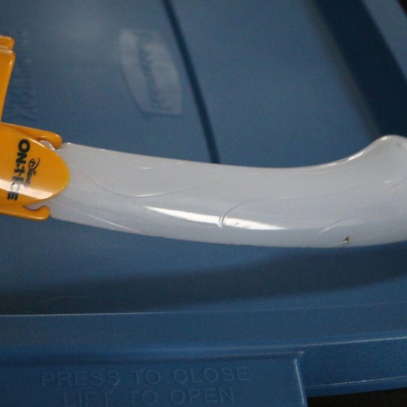 Disney On Ice Kids Light Up Sword Red and Yellow Used *Tested* - Picture 2 of 6